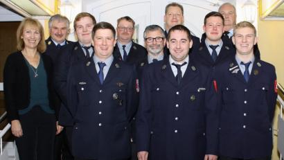 Bild: sis
Absolventen der Lehrgänge (von links): Bürgermeisterin Brigitte Bachmann, Kreisbrandinspektor Hans Sperber, Jonas Bär, Björn Schötz, Kommandant Thomas Müller, Christian Meister, Thomas Nitzbon, Udo Utz, Patrick Danhauser, Kreisbrandmeister Helmut Neidel und Philipp Nitzbon.