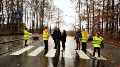Bild: arw
Zwei Schüler sichern den Überweg ab. Polizeihauptmeisterin Manuela Weidhas (Zweite von links) und Polizeihauptkommisar Tobias Wirth (Zweiter von rechts), schauen den Schülern und Lehrkräften zu, ob sie richtig lotsen.