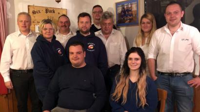 Bild: lep
Der Vorstand der Interessengemeinschaft „Faschingszug“ und das bestätigt die bestehende Vorstandschaft einstimmig. Änderungen gab es bei den Beisitzern. neue Prinzenpaar Patrick I. (Gläser) und Laura I. (Kellner) (sitzend, von links) bereiten sich auf die neue Faschingssaison vor.