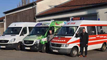 Bild: ws
Seit zwei Jahrzehnten ermöglichen die Werbepartner die Vereinsbusse in Tirschenreuth. Der erste Sprinter wechselte nach seiner Dienstzeit zur Feuerwehr, in der Mitte der aktuelle Bus, links sein Vorgänger. Für Bürgermeister Franz Stahl (rechts) ist das Projekt ein "Erfolgsmodell", das demnächst mit dem fünften Fahrzeug fortgesetzt wird. Um die Wartung kümmert sich Vinzenz Rahn.