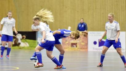 Bild: zg
Packende Zweikämpfe auf dem Hallenparkett gibt es am Sonntag beim Frauenfußballturnier des TSV Theuern in Kümmersbruck.