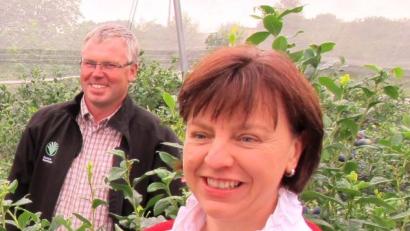 Bild: Hirsch
Rita Mulzer erwartet die Teilnehmer an der Themenführung auf dem Heidelbeerhof in Naabsiegenhofen und lässt sie bei der Führung auch probieren.