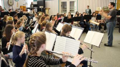 Bild: bph
Die musikalische Leitung des Projektes hat Diplommusikpädagoge Stefan Neger (rechts) aus Ursensollen. Er wird unterstützen von stellvertretender Kreisdirigentin Conny Gaschler aus Wackersdorf und Dirigentin Karin Raab aus Nabburg.