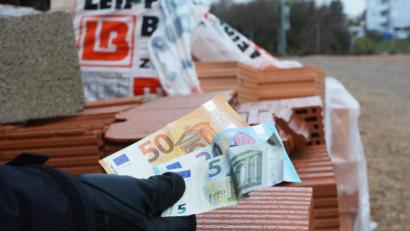 Bild: Gabi Schönberger
Ein Bausparvertrag könnte in der Zukunft der Stadt als Notgroschen dienen. Die Idee kommt nicht bei allen weidener Stadträten gut an.