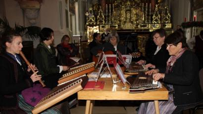 Bild: ads
Die Sulzbacher Stubenmusik hält dem Gauadventsingen die Treue und bereichert die Andacht schon seit Jahren mit Saiten- und Flötenklängen.