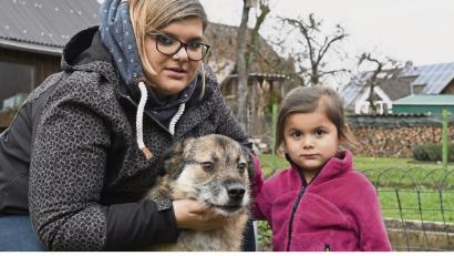 Bild: Petra Hartl
Mischling Rambo mit Nadine Graf und ihrem Töchterchen Lea. Der Hund erholt sich langsam von dem verstörenden Vorfall.