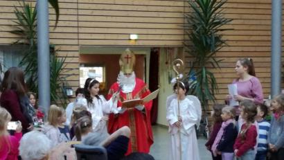 Bild: jzk
Der Nikolaus (Bruno Ponnath) mit seinen beiden Engeln und die Kita mit der Pinguin- und Elefantengruppe bereiteten den Senioren im Haus Falkenstein eine besinnliche Nikolausfeier.