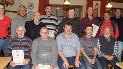Bild: mmj
Vorsitzender Reinhard Kreuzer (Sitzend Mitte) ehrte mehrere Mitglieder für ihre langjährige Treue zur Spielvereinigung Dietersdorf.
