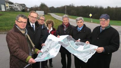Bild: Hirsch
Leitender Baudirektor Henner Wasmuth (rechts) erläuterte den Mandatsträgern die Pläne für den Ausbau der Staaststraße 2151 von Kemnath nach Sonnenried.