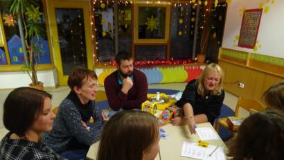 Bild: njn
Einen ganzen Abend wurden im St. Elisabeth-Kindergarten pädagogisch wertvolle Spiele getestet.