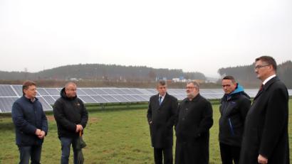 Bild: Thomas Dobler
Die Photovoltaik-Freiflächenanlage „Stocker Holz“ liegt direkt an der Autobahn A 6, rechts im Hintergrund sieht man den Namen gebenden Rastplatz Stocker Holz. Bei der Übergabe waren (von links) von der Gemeinde Schmidgaden neben anderen Andreas Altmann und Josef Deichl dabei, für den Landkreis gratulierte Jakob Scharf, die Bürgergenossenschaft Bemo wurde nicht zuletzt repräsentiert von Armin Schärtl und Hans Prechtl (ganz rechts). Links neben Prechtl Voltgrün-Geschäftsführer Marcus Willert.