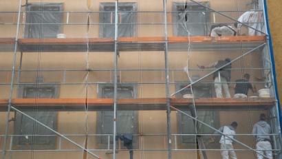 Bild: Daniel Karmann/dpa
Sanierungsarbeiten an einer Hausfassade.