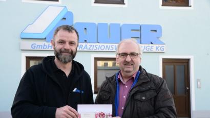 Bild: bey
Herbert Putzer (rechts), Vorsitzender der Kinderkrebshilfe Oberpfalz Region Nord, nimmt eine Spende von Firmenchef Joachim Bauer an.