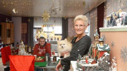 Bild: Gabi Schönberger
Küche, Wohnzimmer, Esstisch und Sofa präsentieren sich ebenso wie der Garten von Iva und Bernhard Harrer als Weihnachtswunderland.