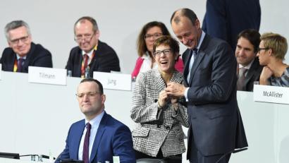 Bild: Rainer Jensen/dpa
Annegret Kramp-Karrenbauer, Friedrich Merz (CDU) und Jens Spahn (CDU, l)