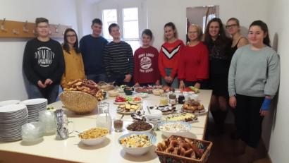 Bild: sei
Die Jugendgruppe serviert im Gemeindehaus einen Adventsbrunch, der einem guten Hotel zur Ehre gereichen würde. .