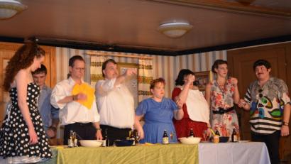 Bild: fjo
Der Theaterverein Dorfbühne schreibt erneut Geschichte. Die Schar um Regisseur und Mitspieler Josef Kleber (Vierter von links) begeistert mit dem aktuellen Stück über 1600 Besucher.