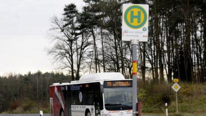 Bild: Hartl
Der busgebundene Personennahverkehr auf dem Land (Symbolbild) hat es schwer. Die Fahrgastzahlen sind weit davon entfernt, Linien rentabel zu betreiben. Das Rufbus-Konzept soll die Defizite minimieren und Linienverkehr bedarfsgerecht gestalten, bevor er ganz eingestellt werden muss.