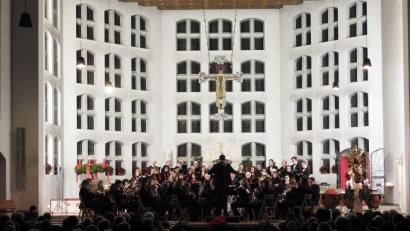 Bild: exb
Jugendblaskapelle und Kirchenchor boten den Besuchern ein abwechslungsreiches Programm beim Adventskonzert in der Pfarrkirche.