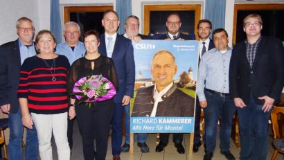Bild: ms
Der Fraktionschef im Marktrat, Reinhold Meier (Fünfter von rechts), überrascht den frischgebackenen Bürgermeisterkandidaten Richard Kammerer (Fünfter von links, daneben Ehefrau Ulla ) mit dem ersten Wahlplakat. Da staunen auch CSU-Vorsitzender Christoph Müller (rechts), Landtagsabgeordneter Stephan Oetzinger und Landrat Andreas Meier (Dritter und Vierter von rechts).