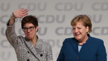 Bild: Christian Charisius/dpa
Bundeskanzlerin Angela Merkel gratuliert Annegret Kramp-Karrenbauer auf dem CDU-Bundesparteitag zur Wahl als neue CDU-Vorsitzende.