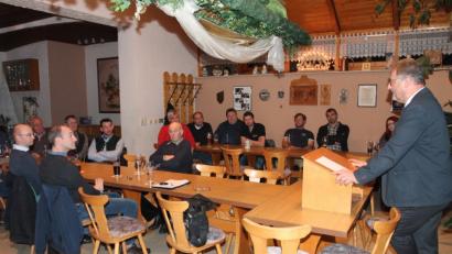 Bild: pi
Bürgermeister Johann Maurer (rechts) legt vor einer überschaubaren Zuhörerzahl Rechenschaft ab.