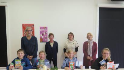 Bild: jzk
Die Superleser aus den beiden sechsten Klassen der Mittelschule Kemnath sind (vorne von links) Maximilian Hautmann, Julian Etterer, Joel Friberg und Anna Braunreuther (Schulsiegerin). Ihre Vorträge beeindrucken nicht nur die Juroren Norbert Lang, Christine Schubert und Damaris Bergemann, sondern auch Rektorin Christine Wiesend (hinten von links).