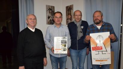 Bild: gi
In einer Box die Jürgen Kellermann (Zweiter von links) in der Hand hält, können alte Handys bei Elektro-Guttenberger, Jürgen Kellermann und in der Sakristei abgegeben werden. Pfarrer Josef Most, Kolping-Vorsitzender Thomas Forster und Michael Guttenberger (von links) unterstützen die Handy-Aktion des Diözesanverbands.