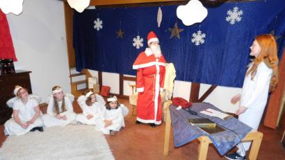 Bild: hai
Ob die Geschenkeabschussbasis als Ersatz für den Nikolaus wirklich so eine gute Idee ist, da gehen die Meinungen zwischen Erzengel Gabriel (Serafina Döring), dem Nikolaus (Emely Zettlmeißl) und dem himmlischen Chor (Leila Abdulla, Klara Difini, Luci Döring und Katharina Wolf) weit auseinander. Ob sie sich einigen, verraten die Jüngsten der Falken-Darsteller diesen Samstag im Jugendheim