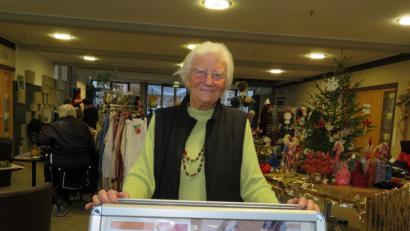 Bild: ubb
Wenn Geroldine Ondrusek nicht in ihrem großen Lager Güter für einen Transport nach Ruanda zusmmenstellt, ist sie dennoch für ihre Hilfswerk unterwegs. Selbst im hohen Alter von 87 Jahren stellt sie sich noch mit einem Stand auf Basare und Weihnachtsmärkte, alles für den guten Zweck.