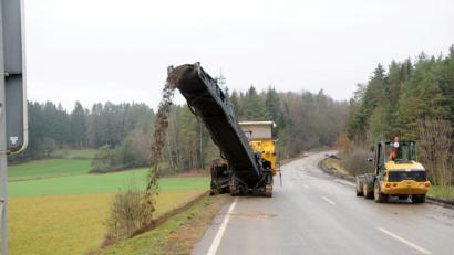 Bild: ge
In hohem Bogen spuckt die Bankett-Fräse das Erdreich neben die neue Rinne am Fahrbahnrand der B 85. Randsteine und Schotter sorgen später dafür, dass Fahrzeuge nicht mehr einsinken können.