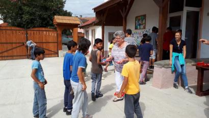 Bild: prh
Im Sommer verteilte Erna Hauer unter anderem für die Rumänienhilfe der Katholischen Kirchenstiftung St. Georg Schokolade an Kinder, die im Kinderheim leben. Zu Weihnachten transportieren die Johanniter-Weihnachtstrucks wieder Hilfspakete aus Neustadt für bedürftige Senioren und Familien in das Gebiet.