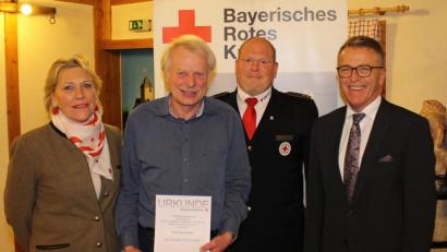 Bild: exb
Der geehrte Hugo Hofmann (Zweiter von links) mit der goldenen Ehrennadel des BRK zusammen mit BRK-Kreisvorsitzenden Franz Stahl (rechts), seiner zweiten Stellvertreterin Eva Freifrau von Podewils (links) und BRK-Kreisbereitschaftsleiter Christian Stahl (Zweiter von rechts).