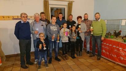 Bild: kro
Preise gibt es für die neuen Vereinsmeister des Kleintierzuchtvereins Waldsassen. Im Bild (von links) Ausstellungsleiter Josef Bauer, Vorsitzender Franz Haberkorn, Lukas Kreuzer, Engelbert Pritzl, Elias Kastl, Michael Lang, Lina Bomann, Michael Kreuzer, Alina Kreuzer, Sabrina Kreuzer, Patrick Kreuzer und Nikolaus Ramer.