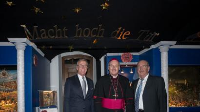 Bild: tr
Macht hoch die Tür. So lautet das Motto der 8. großen Krippenschau, die am Freitagabend von Bürgermeister Franz Stahl, Bischof Rudolf Voderholzer und dem Vorsitzenden der Tirschenreuther Krippenfreunde, Hans Lindner (von links) eröffnet wurde.