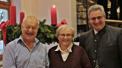 Bild: bph
Herbert Bindl und Agnes Hartauer (von links) sorgten sowohl für nachdenkliche Gedanken als auch für Heiterkeit. Pfarrer Hannes Lorenz dankte den beiden Seniorenbeauftragten für ihren nicht ganz leichten Einsatz in der zurückliegenden Saison, die ohne die "Heimat Jugendwerk" bewältigt werden musste..