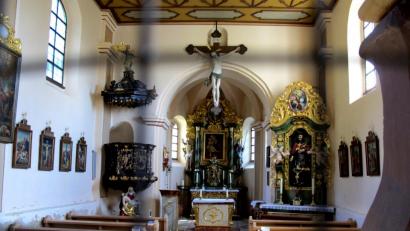 Bild: le
Der Altar der St.-Nikolaus-Kirche ist sehenswert, so wie das gesamte Bauwerk, das seit dem 18. Jahrhundert auf dem Nikolausberg thront. Nun muss das Bauwerk dringend saniert werden.