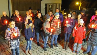 Bild: nm
Mit Kerzen in den Händen "zittern" sich kleine und große Besucher am Mittwochabend durch den "Advent im Dorf".