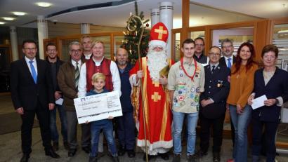 Bild: bkr
Zusammen mit Nikolaus Günther Bäte überreichen die Vorstände Joachim Geyer (links) und Robert Haubner (Dritter von rechts) Spendenkuverts an (von links) Stefan Kuchenreuther, Anton Heindl, Daniel Affölter, Jürgen und Luca Schönfelder (mit Scheck), Georg Wagner, Felix Linkel, Roland Kreuzer, Josef Maurer, Jessika Wöhrl-Neuber und Christine Schubert.