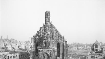 Bild: Stadtarchiv Nürnberg A 39/I Nr. 182-d
Der Christkindlesmarkt im Jahr 1948 mit Blick auf die Frauenkirche.