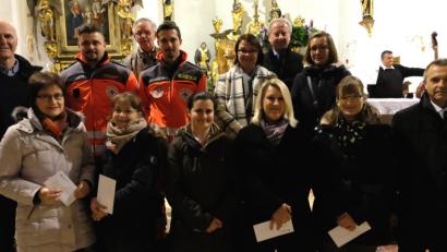 Bild: le
Aus dem Gewinnspartopf der Volksbank-Raiffeisenbank Nordoberpfalz verteilt Zweigstellenleiter Lothar Kurz (rechts) 3500 Euro an Flosser Vereine, Institutionen sowie Personen.