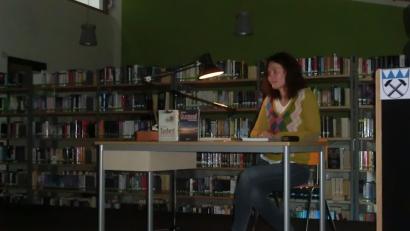 Bild: exb
Gerda Stauner liest in der Mittelschule aus ihrem Buch "Grasmond".