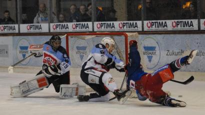 Bild: gb
Goalie Johannes Wiedemann (links, Szene aus der Partie am Dienstag in Selb) bot am Freitag in Memmingen eine starke Leistung. Die Blue Devils gewannen beim Tabellensechsten mit 3:2 nach Penaltyschießen.