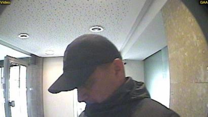 Bild: Polizei Weiden
Die Polizei sucht nach diesem Unbekannten.