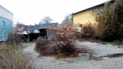 Bild: Stephan Huber
Das Areal des ehemaligen Bauernhofs ist schon ein wenig heruntergekommen. Hier soll eine Wohnanlage entstehen.