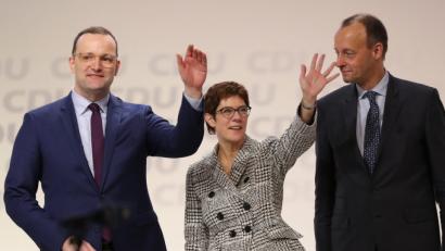 Bild: Christian Charisius/dpa
Die neue CDU-Vorsitzende Annegret Kramp-Karrenbauer steht zusammen mit ihren Mitbewerbern Jens Spahn (l) und Friedrich Merz nach ihrer Wahl auf dem CDU-Bundesparteitag auf der Bühne.
