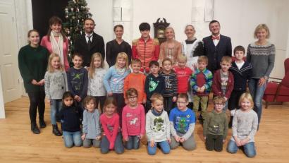 Bild: exb
Nach dem Theaterstück stellen sich die Schauspieler auf der Bühne den Fragen der kleinen Besucher. Unser Bild zeigt die Vorschulkinder (vorne) mit ihren Betreuerinnen und den Schauspielern.