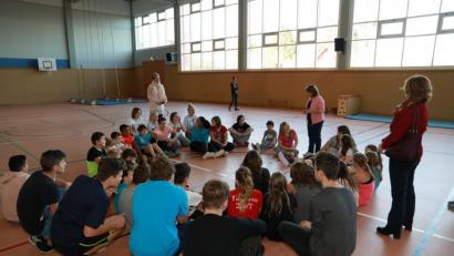Bild: njn
Einen ganzen Tag verbringen die Schüler aus der 5g und die Besucher aus Plesna in der Steinwaldstadt. Spaß und Spiel ist beim Turnparcour in der Doppelsporthalle angesagt. Auf dem Bild (stehend von links) Doris Bigasova von der Stadt Plesna, Klassenleiterin Monika Dötterl und Übersetzerin Lenka Uschold.
