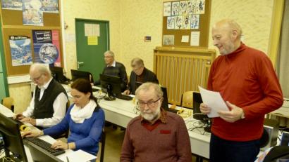 Bild: usc
Beispiele für den digitalen Unterricht stellte Reinhard Hampel (rechts) vor. Vorne links Manfred Klemm, neben ihm die neue Fachbeauftragte für Umweltbildung, Maria Teresa Kellner.