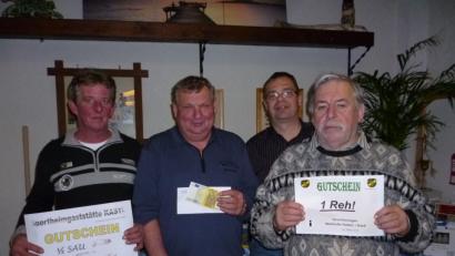 Bild: rpp
Stolz präsentiert zweiter Vorstand Holger Schmidt (zweiter von rechts) die drei Gewinner des diesjährigen Preisschafkopfs. Sieger Heinz Friedrich (zweiter von links) nimmt 200 Euro mit nach Hause. Martin Barth (links) sicherte sich ein halbes Schwein. Reinhold Groß (rechts) freut sich über ein Reh.